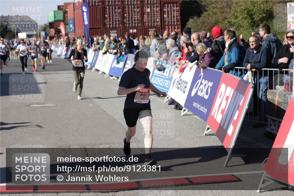 03.10.2025 - Köhlbrandbrückenlauf Jannik Wohlers http://msf.ph/oto/9123381 03.10.2025 13:05:36 Ziel 4011, 4062, 4161, 4278, 4296, 4332, 4384, 4584, 5468, 5676, 6281, 6786, 6787 meine-sportfotos.de