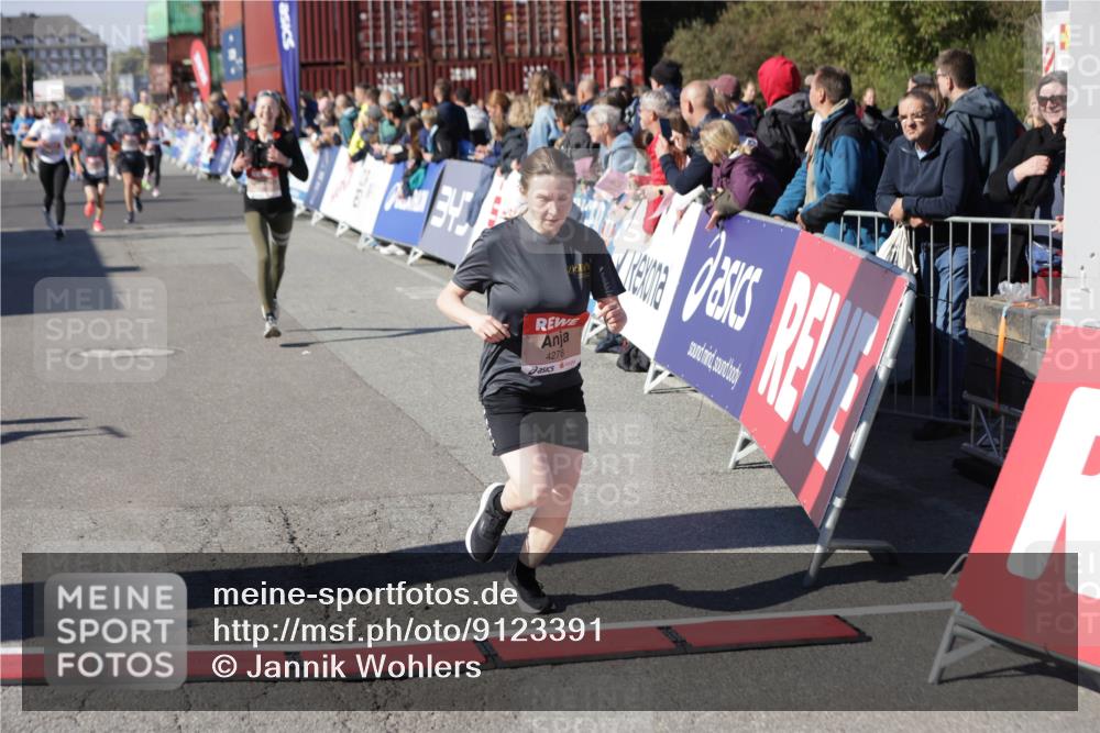 03.10.2025 - Köhlbrandbrückenlauf Jannik Wohlers http://msf.ph/oto/9123391 03.10.2025 13:05:36 Ziel 4011, 4062, 4161, 4278, 4296, 4332, 4384, 4584, 5468, 5676, 6281, 6786, 6787 meine-sportfotos.de