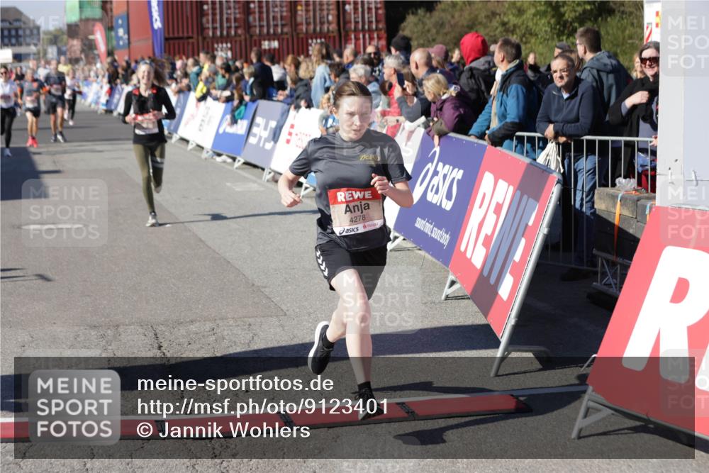 03.10.2025 - Köhlbrandbrückenlauf Jannik Wohlers http://msf.ph/oto/9123401 03.10.2025 13:05:36 Ziel 4011, 4062, 4161, 4278, 4296, 4332, 4384, 4584, 5468, 5676, 6281, 6786, 6787 meine-sportfotos.de