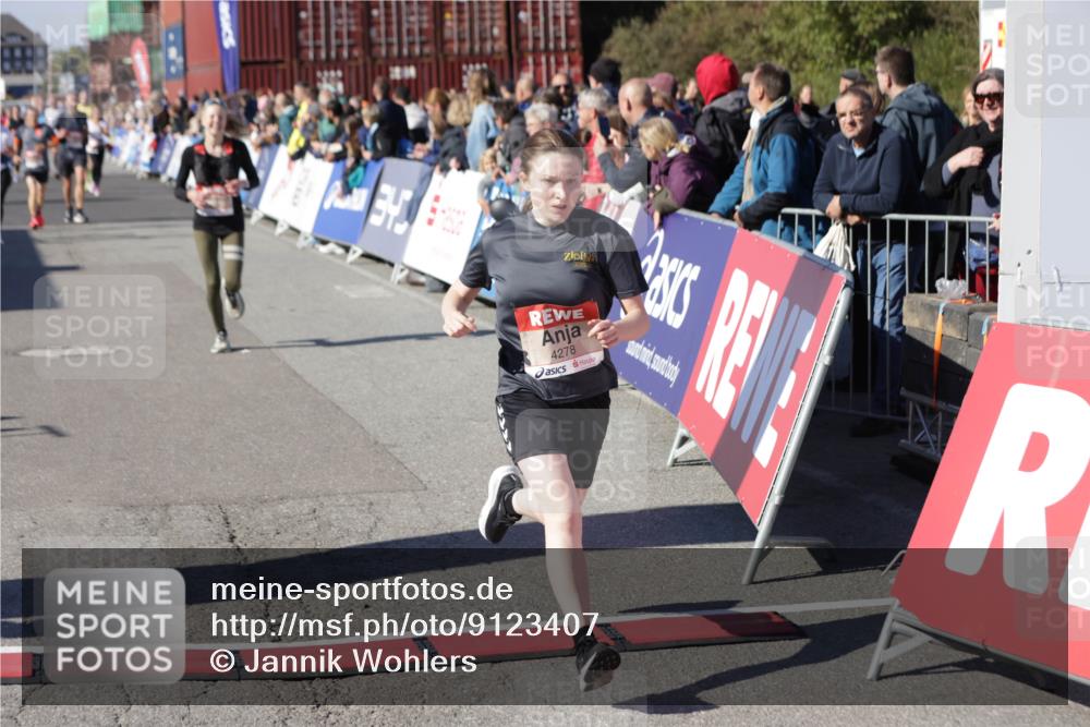 03.10.2025 - Köhlbrandbrückenlauf Jannik Wohlers http://msf.ph/oto/9123407 03.10.2025 13:05:36 Ziel 4011, 4062, 4161, 4278, 4296, 4332, 4384, 4584, 5468, 5676, 6281, 6786, 6787 meine-sportfotos.de