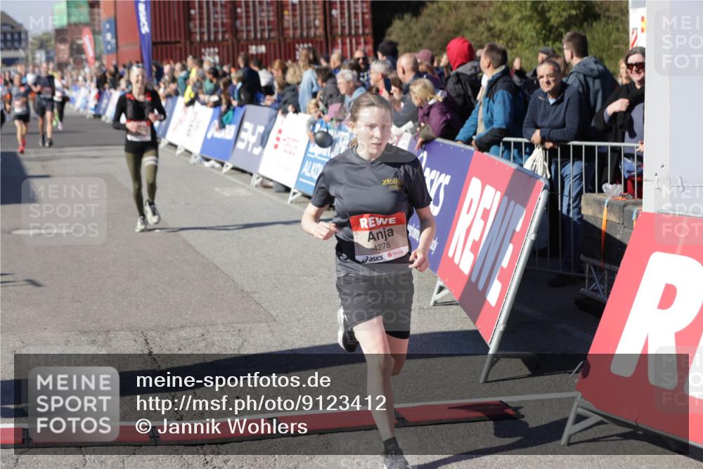 03.10.2025 - Köhlbrandbrückenlauf Jannik Wohlers http://msf.ph/oto/9123412 03.10.2025 13:05:36 Ziel 4011, 4062, 4161, 4278, 4296, 4332, 4384, 4584, 5468, 5676, 6281, 6786, 6787 meine-sportfotos.de