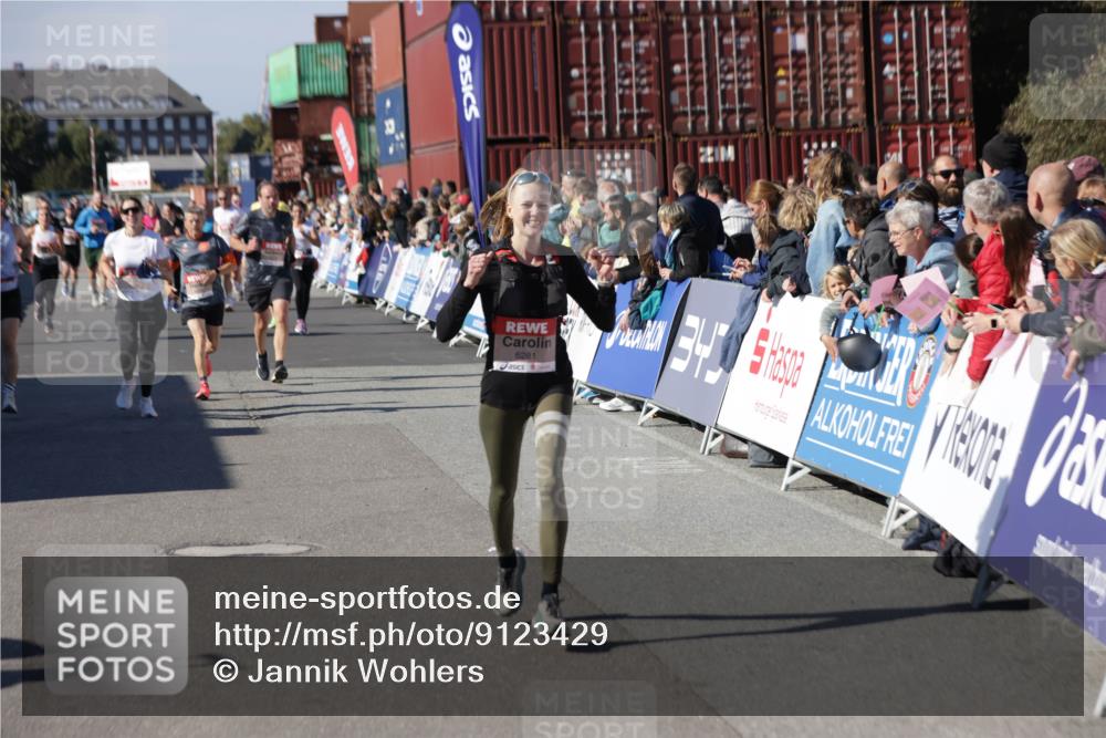 03.10.2025 - Köhlbrandbrückenlauf Jannik Wohlers http://msf.ph/oto/9123429 03.10.2025 13:05:37 Ziel 4011, 4062, 4161, 4278, 4296, 4332, 4384, 5468, 5676, 6281, 6786, 6787 meine-sportfotos.de