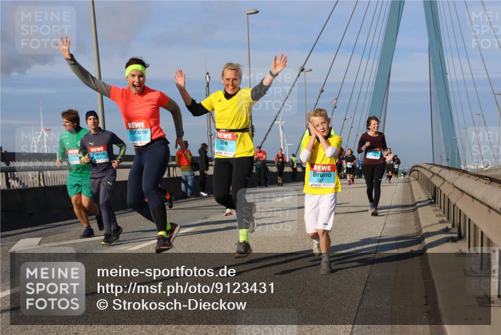 03.10.2025 - Köhlbrandbrückenlauf Strokosch-Dieckow http://msf.ph/oto/9123431 03.10.2025 10:01:49 Position 2 2299, 2874, 2871 meine-sportfotos.de