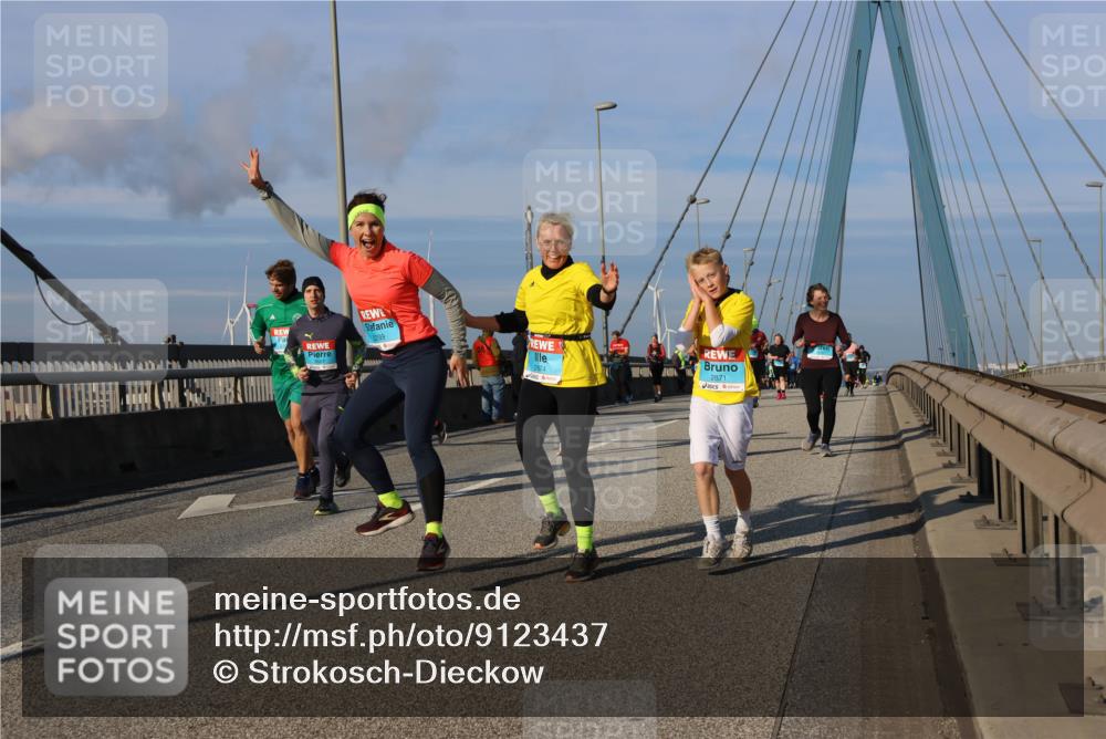 03.10.2025 - Köhlbrandbrückenlauf Strokosch-Dieckow http://msf.ph/oto/9123437 03.10.2025 10:01:50 Position 2 2299, 2874, 2871 meine-sportfotos.de