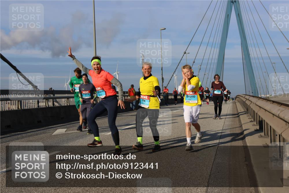 03.10.2025 - Köhlbrandbrückenlauf Strokosch-Dieckow http://msf.ph/oto/9123441 03.10.2025 10:01:50 Position 2 299, 2874, 2871 meine-sportfotos.de