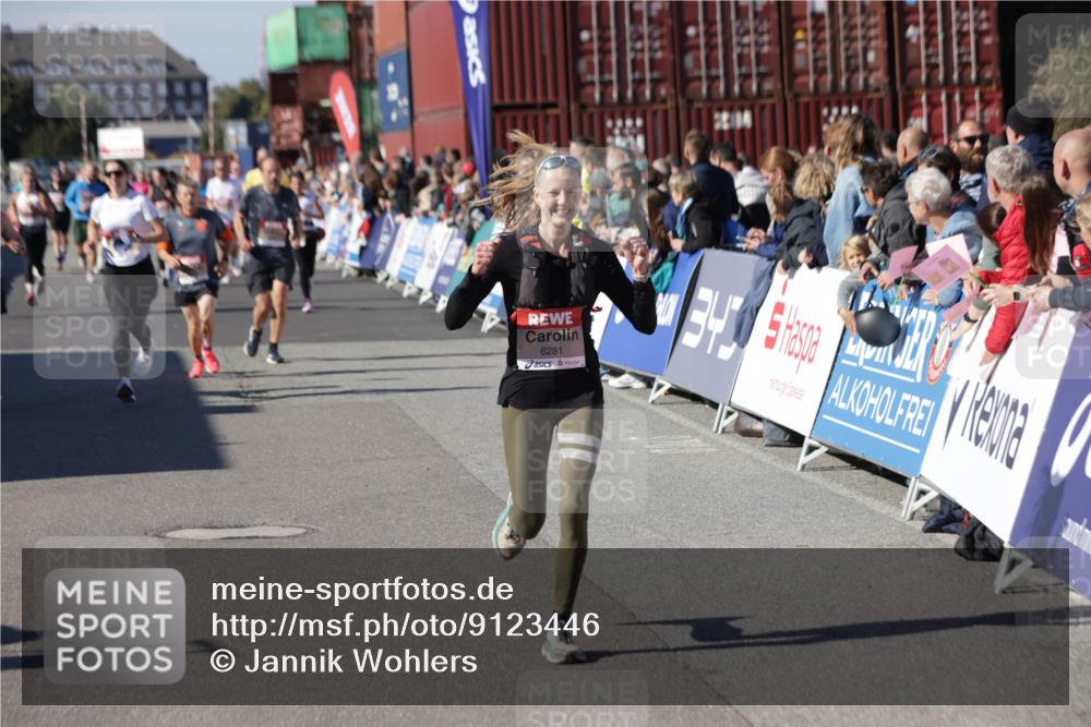 03.10.2025 - Köhlbrandbrückenlauf Jannik Wohlers http://msf.ph/oto/9123446 03.10.2025 13:05:37 Ziel 4011, 4062, 4161, 4278, 4296, 4332, 4384, 5468, 5676, 6281, 6786, 6787 meine-sportfotos.de