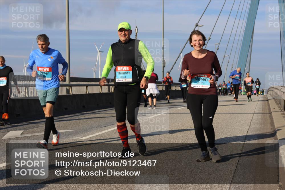 03.10.2025 - Köhlbrandbrückenlauf Strokosch-Dieckow http://msf.ph/oto/9123467 03.10.2025 10:01:53 Position 2 2550, 3634, 2316 meine-sportfotos.de