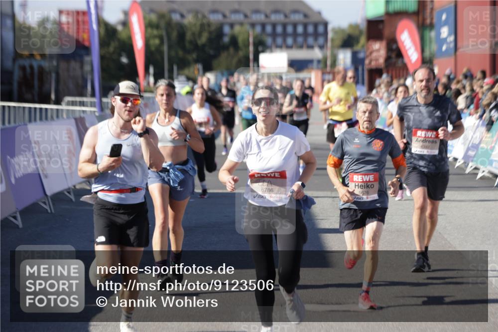 03.10.2025 - Köhlbrandbrückenlauf Jannik Wohlers http://msf.ph/oto/9123506 03.10.2025 13:05:40 Ziel 4062, 4133, 4161, 4278, 4296, 4332, 4384, 4564, 5468, 5676, 5964, 6281, 6786, 6787 meine-sportfotos.de