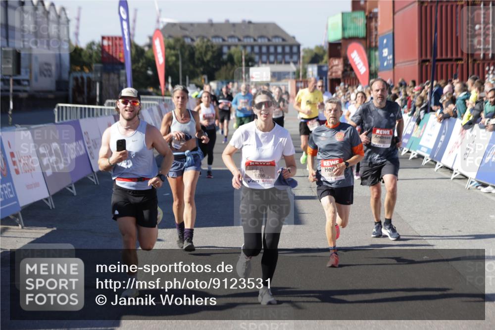 03.10.2025 - Köhlbrandbrückenlauf Jannik Wohlers http://msf.ph/oto/9123531 03.10.2025 13:05:40 Ziel 4062, 4133, 4161, 4278, 4296, 4332, 4384, 4564, 5468, 5676, 5964, 6281, 6786, 6787 meine-sportfotos.de