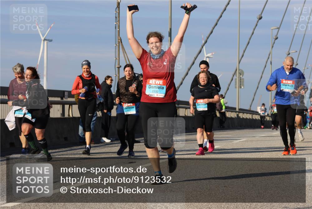03.10.2025 - Köhlbrandbrückenlauf Strokosch-Dieckow http://msf.ph/oto/9123532 03.10.2025 10:01:57 Position 2 2041, 2332, 2504, 2184 meine-sportfotos.de