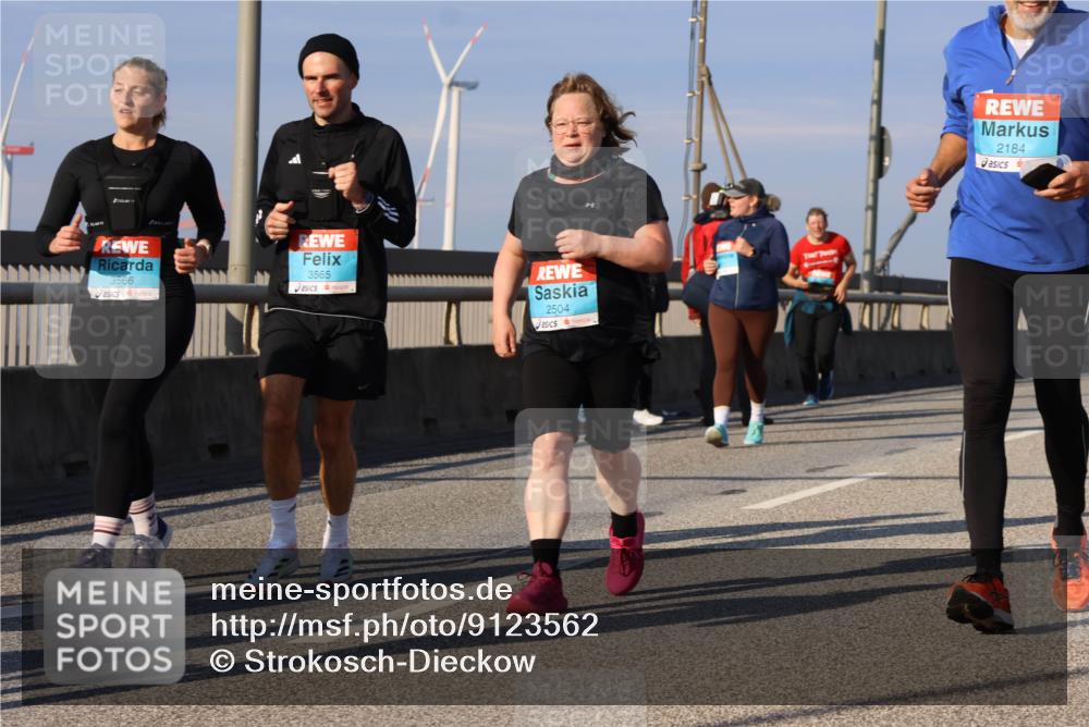 03.10.2025 - Köhlbrandbrückenlauf Strokosch-Dieckow http://msf.ph/oto/9123562 03.10.2025 10:02:01 Position 2 3566, 3565, 2504, 2184 meine-sportfotos.de