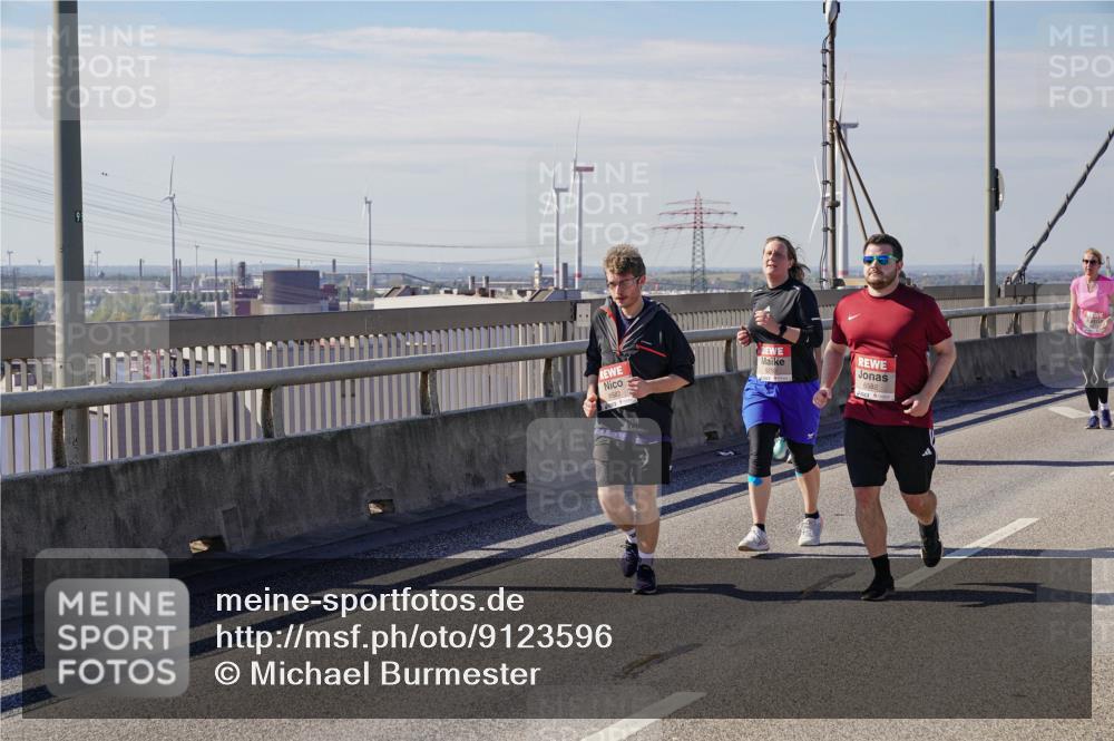 03.10.2025 - Köhlbrandbrückenlauf Michael Burmester http://msf.ph/oto/9123596 03.10.2025 13:06:19 Position 2 6583, 6582 meine-sportfotos.de