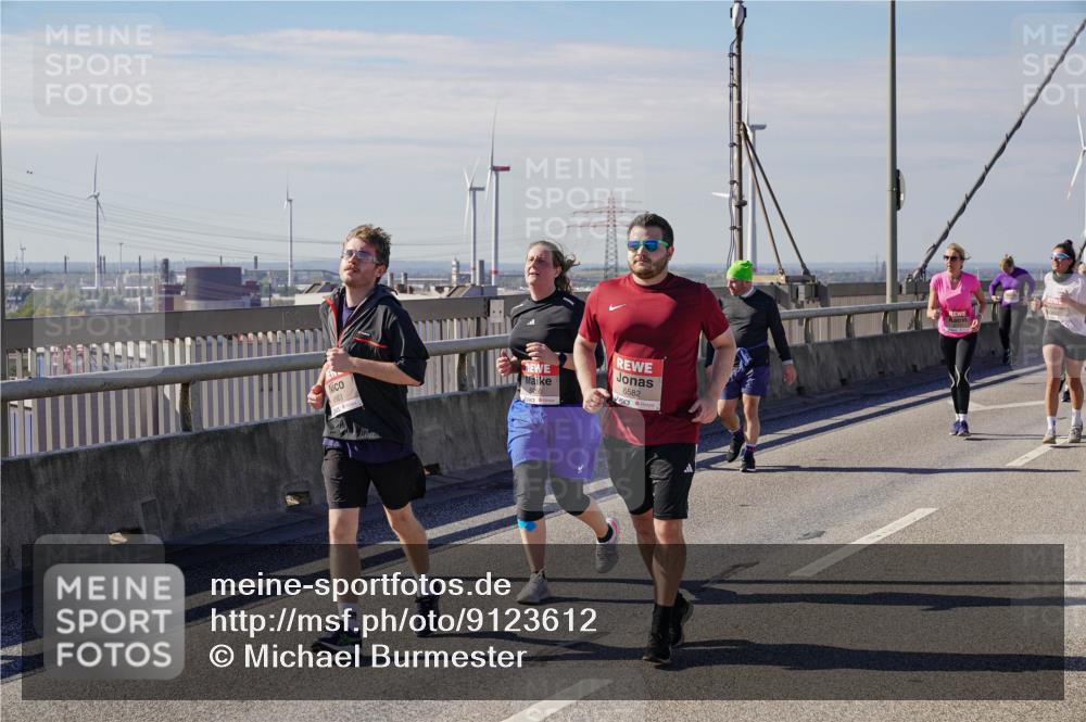03.10.2025 - Köhlbrandbrückenlauf Michael Burmester http://msf.ph/oto/9123612 03.10.2025 13:06:20 Position 2 6583, 6582 meine-sportfotos.de