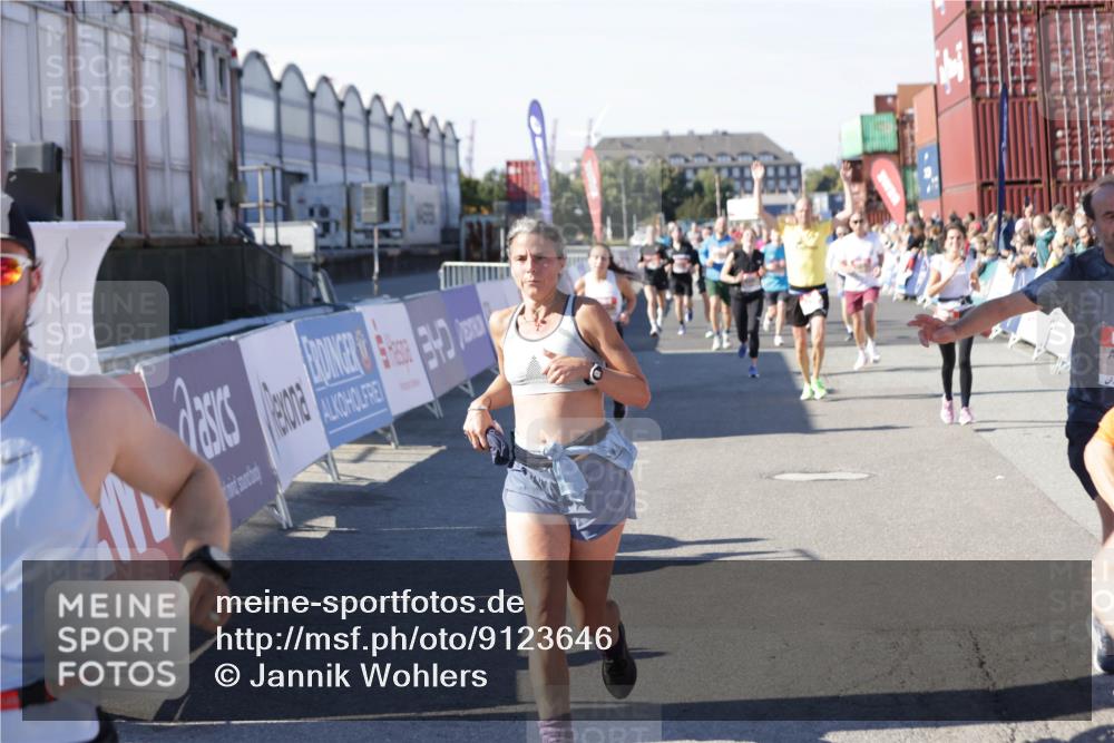 03.10.2025 - Köhlbrandbrückenlauf Jannik Wohlers http://msf.ph/oto/9123646 03.10.2025 13:05:43 Ziel 4062, 4066, 4133, 4161, 4278, 4290, 4296, 4332, 4384, 4467, 4564, 4599, 5468, 5676, 5964, 6281, 6631, 6642, 6786, 6787 meine-sportfotos.de
