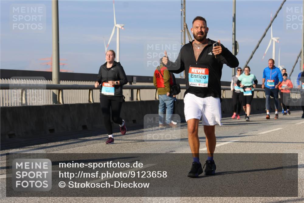 03.10.2025 - Köhlbrandbrückenlauf Strokosch-Dieckow http://msf.ph/oto/9123658 03.10.2025 10:02:15 Position 2 3800, 1763 meine-sportfotos.de