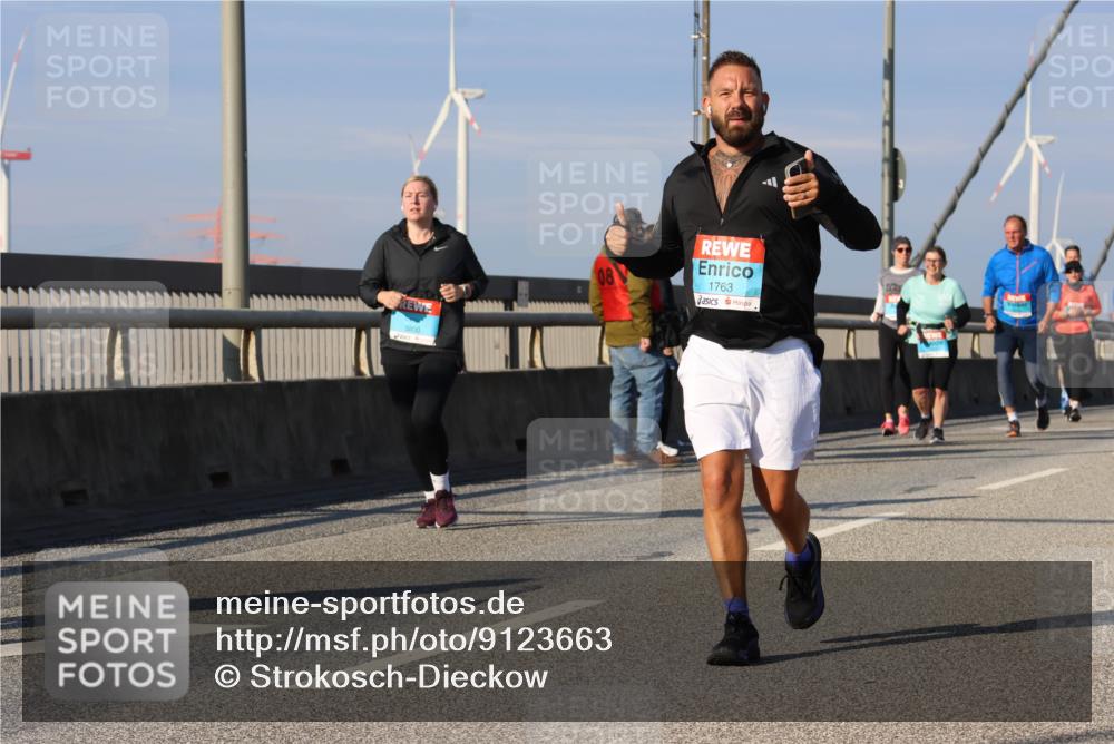 03.10.2025 - Köhlbrandbrückenlauf Strokosch-Dieckow http://msf.ph/oto/9123663 03.10.2025 10:02:16 Position 2 3800, 1763 meine-sportfotos.de
