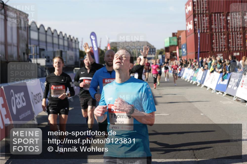 03.10.2025 - Köhlbrandbrückenlauf Jannik Wohlers http://msf.ph/oto/9123831 03.10.2025 13:05:50 Ziel 4066, 4133, 4290, 4296, 4332, 4335, 4336, 4413, 4467, 4564, 4599, 4643, 5676, 5764, 5964, 6214, 6533, 6631, 6642, 6720, 6786, 6787 meine-sportfotos.de