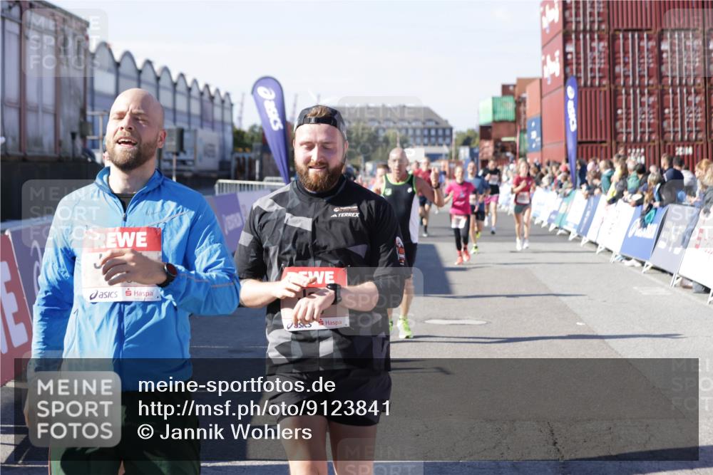 03.10.2025 - Köhlbrandbrückenlauf Jannik Wohlers http://msf.ph/oto/9123841 03.10.2025 13:05:52 Ziel 4066, 4133, 4290, 4296, 4327, 4328, 4332, 4335, 4336, 4413, 4467, 4564, 4599, 4643, 4761, 5676, 5764, 5964, 6214, 6305, 6533, 6631, 6642, 6720 meine-sportfotos.de