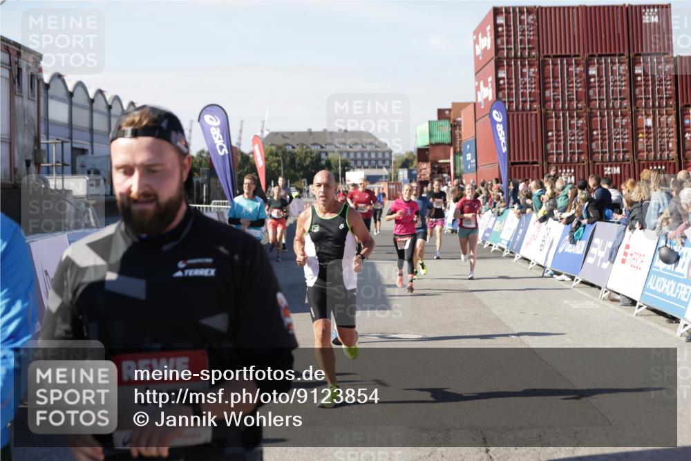 03.10.2025 - Köhlbrandbrückenlauf Jannik Wohlers http://msf.ph/oto/9123854 03.10.2025 13:05:53 Ziel 4066, 4133, 4290, 4302, 4327, 4328, 4335, 4336, 4413, 4467, 4564, 4599, 4643, 4761, 4954, 5764, 5964, 6158, 6214, 6305, 6533, 6631, 6642, 6720 meine-sportfotos.de