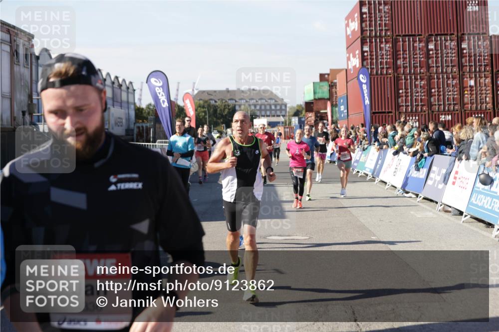 03.10.2025 - Köhlbrandbrückenlauf Jannik Wohlers http://msf.ph/oto/9123862 03.10.2025 13:05:53 Ziel 4066, 4133, 4290, 4302, 4327, 4328, 4335, 4336, 4413, 4467, 4564, 4599, 4643, 4761, 4954, 5764, 5964, 6158, 6214, 6305, 6533, 6631, 6642, 6720 meine-sportfotos.de