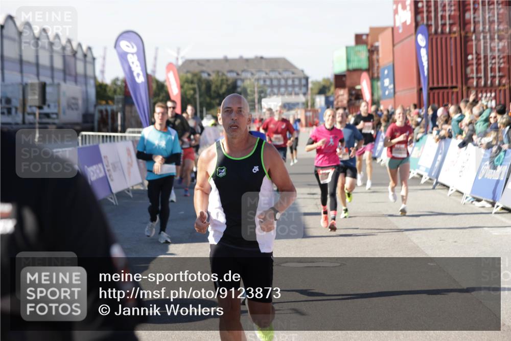 03.10.2025 - Köhlbrandbrückenlauf Jannik Wohlers http://msf.ph/oto/9123873 03.10.2025 13:05:53 Ziel 4066, 4133, 4290, 4302, 4327, 4328, 4335, 4336, 4413, 4467, 4564, 4599, 4643, 4761, 4954, 5764, 5964, 6158, 6214, 6305, 6533, 6631, 6642, 6720 meine-sportfotos.de