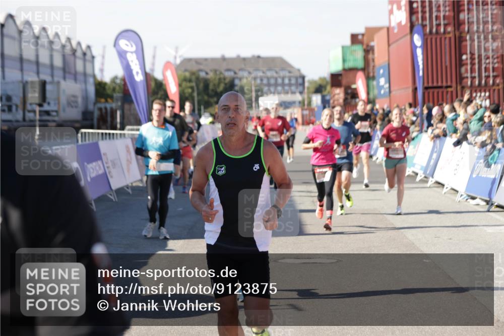 03.10.2025 - Köhlbrandbrückenlauf Jannik Wohlers http://msf.ph/oto/9123875 03.10.2025 13:05:53 Ziel 4066, 4133, 4290, 4302, 4327, 4328, 4335, 4336, 4413, 4467, 4564, 4599, 4643, 4761, 4954, 5764, 5964, 6158, 6214, 6305, 6533, 6631, 6642, 6720 meine-sportfotos.de