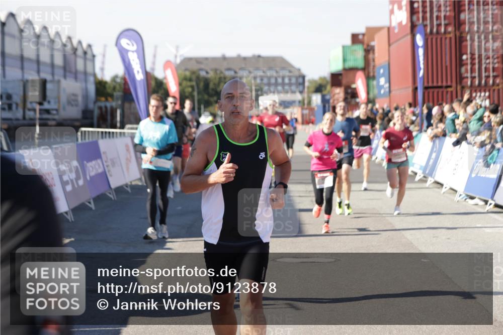 03.10.2025 - Köhlbrandbrückenlauf Jannik Wohlers http://msf.ph/oto/9123878 03.10.2025 13:05:54 Ziel 4066, 4133, 4290, 4302, 4327, 4328, 4335, 4336, 4413, 4467, 4564, 4599, 4643, 4761, 4954, 5764, 5964, 6158, 6214, 6305, 6533, 6631, 6642, 6720 meine-sportfotos.de