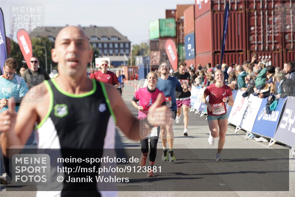 03.10.2025 - Köhlbrandbrückenlauf Jannik Wohlers http://msf.ph/oto/9123881 03.10.2025 13:05:54 Ziel 4066, 4133, 4290, 4302, 4327, 4328, 4335, 4336, 4413, 4467, 4564, 4599, 4643, 4761, 4954, 5764, 5964, 6158, 6214, 6305, 6533, 6631, 6642, 6720 meine-sportfotos.de