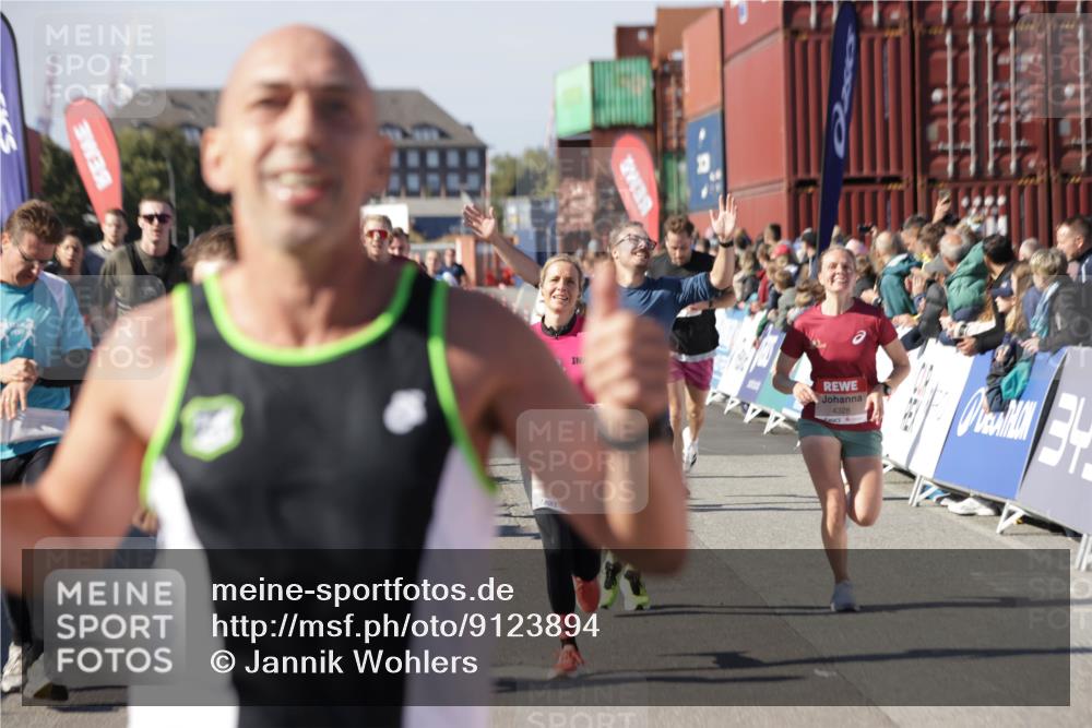 03.10.2025 - Köhlbrandbrückenlauf Jannik Wohlers http://msf.ph/oto/9123894 03.10.2025 13:05:55 Ziel 4066, 4133, 4290, 4302, 4327, 4328, 4335, 4336, 4413, 4467, 4564, 4599, 4643, 4761, 4954, 5096, 5764, 5964, 6158, 6214, 6305, 6533, 6631, 6642, 6720 meine-sportfotos.de
