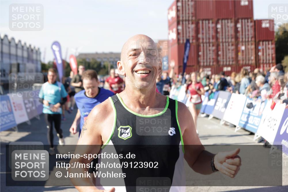 03.10.2025 - Köhlbrandbrückenlauf Jannik Wohlers http://msf.ph/oto/9123902 03.10.2025 13:05:55 Ziel 4066, 4133, 4290, 4302, 4327, 4328, 4335, 4336, 4413, 4467, 4564, 4599, 4643, 4761, 4954, 5096, 5764, 5964, 6158, 6214, 6305, 6533, 6631, 6642, 6720 meine-sportfotos.de
