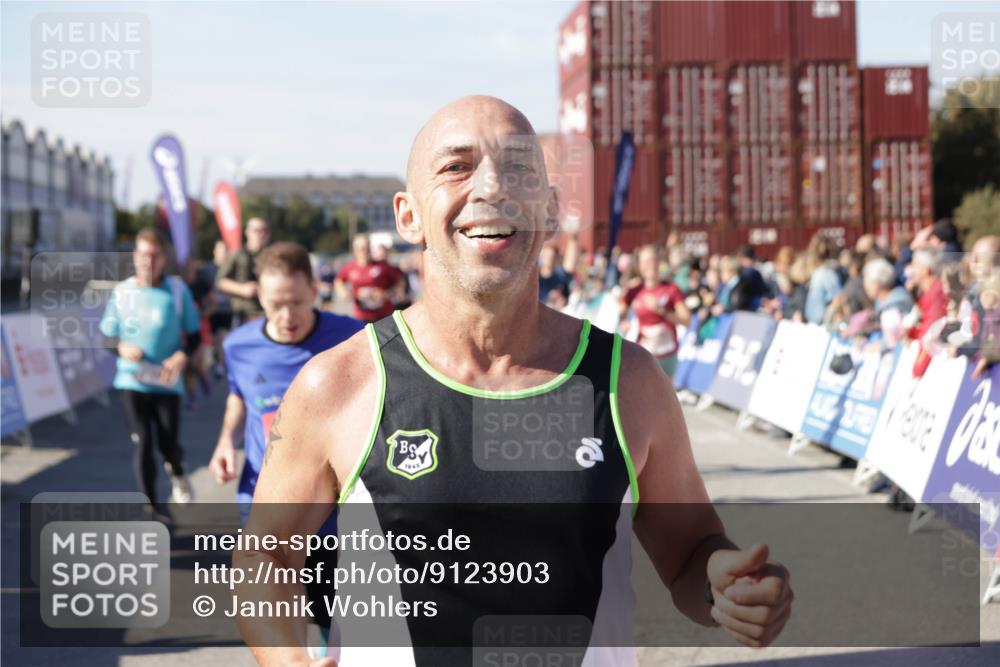 03.10.2025 - Köhlbrandbrückenlauf Jannik Wohlers http://msf.ph/oto/9123903 03.10.2025 13:05:55 Ziel 4066, 4133, 4290, 4302, 4327, 4328, 4335, 4336, 4413, 4467, 4564, 4599, 4643, 4761, 4954, 5096, 5764, 5964, 6158, 6214, 6305, 6533, 6631, 6642, 6720 meine-sportfotos.de