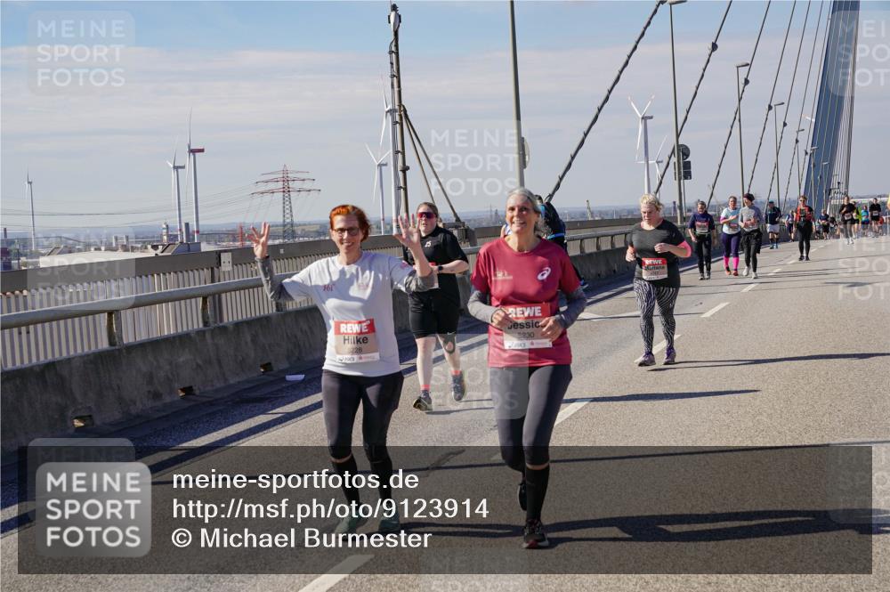 03.10.2025 - Köhlbrandbrückenlauf Michael Burmester http://msf.ph/oto/9123914 03.10.2025 13:06:46 Position 2 361, 5228, 5230 meine-sportfotos.de