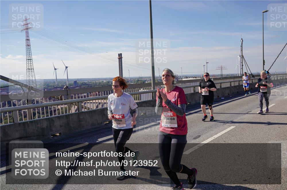 03.10.2025 - Köhlbrandbrückenlauf Michael Burmester http://msf.ph/oto/9123952 03.10.2025 13:06:48 Position 2 5228, 5230 meine-sportfotos.de