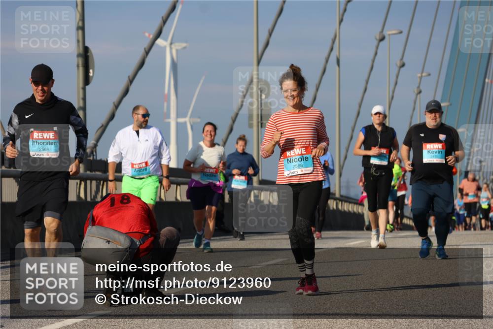 03.10.2025 - Köhlbrandbrückenlauf Strokosch-Dieckow http://msf.ph/oto/9123960 03.10.2025 10:03:15 Position 2 2569, 18, 2568, 2475 meine-sportfotos.de