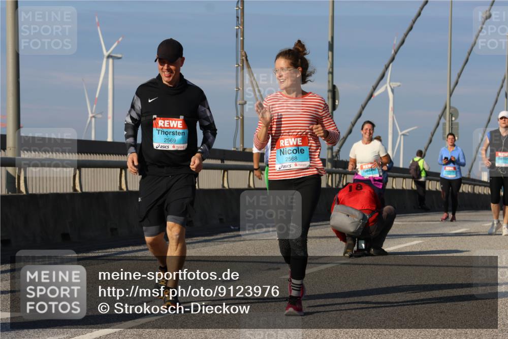03.10.2025 - Köhlbrandbrückenlauf Strokosch-Dieckow http://msf.ph/oto/9123976 03.10.2025 10:03:19 Position 2 2569, 2568 meine-sportfotos.de