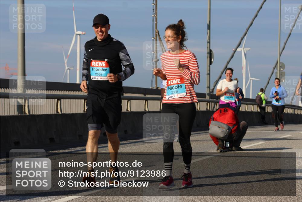 03.10.2025 - Köhlbrandbrückenlauf Strokosch-Dieckow http://msf.ph/oto/9123986 03.10.2025 10:03:19 Position 2 2569, 2568, 18 meine-sportfotos.de