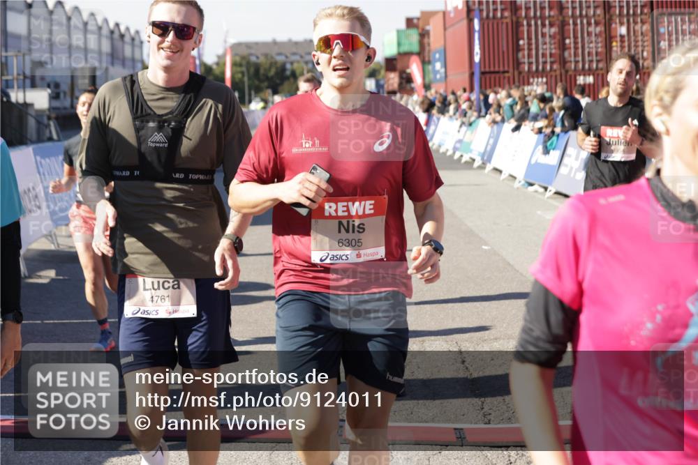 03.10.2025 - Köhlbrandbrückenlauf Jannik Wohlers http://msf.ph/oto/9124011 03.10.2025 13:05:59 Ziel 4066, 4290, 4302, 4327, 4328, 4335, 4336, 4413, 4643, 4761, 4954, 5096, 5764, 6158, 6214, 6305, 6510, 6533, 6642, 6720 meine-sportfotos.de