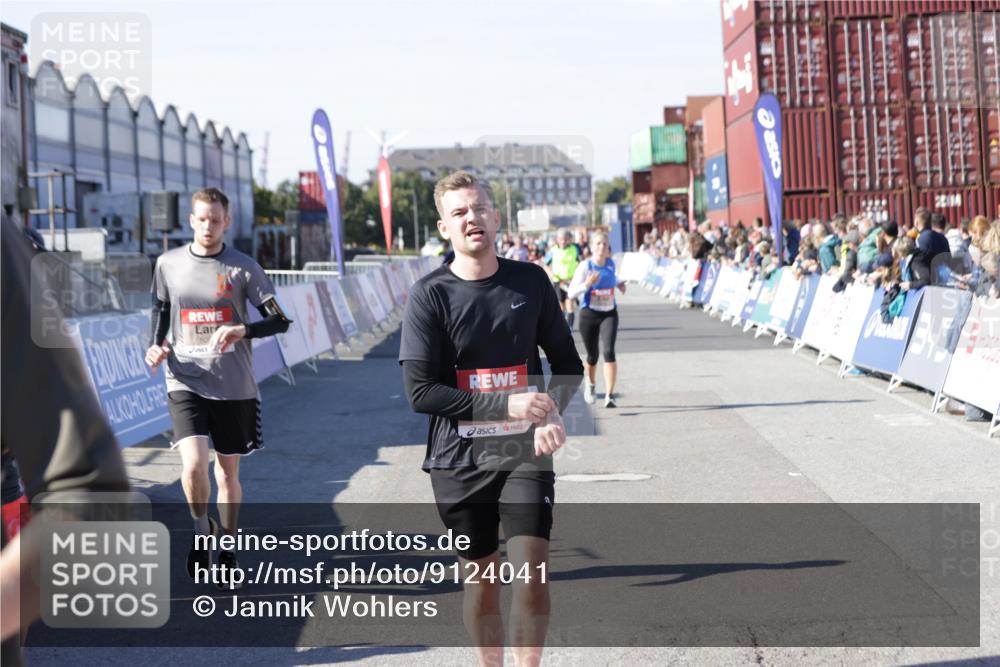 03.10.2025 - Köhlbrandbrückenlauf Jannik Wohlers http://msf.ph/oto/9124041 03.10.2025 13:06:00 Ziel 4302, 4327, 4328, 4335, 4336, 4413, 4643, 4761, 4954, 5096, 5764, 6158, 6214, 6305, 6510, 6533, 6720 meine-sportfotos.de