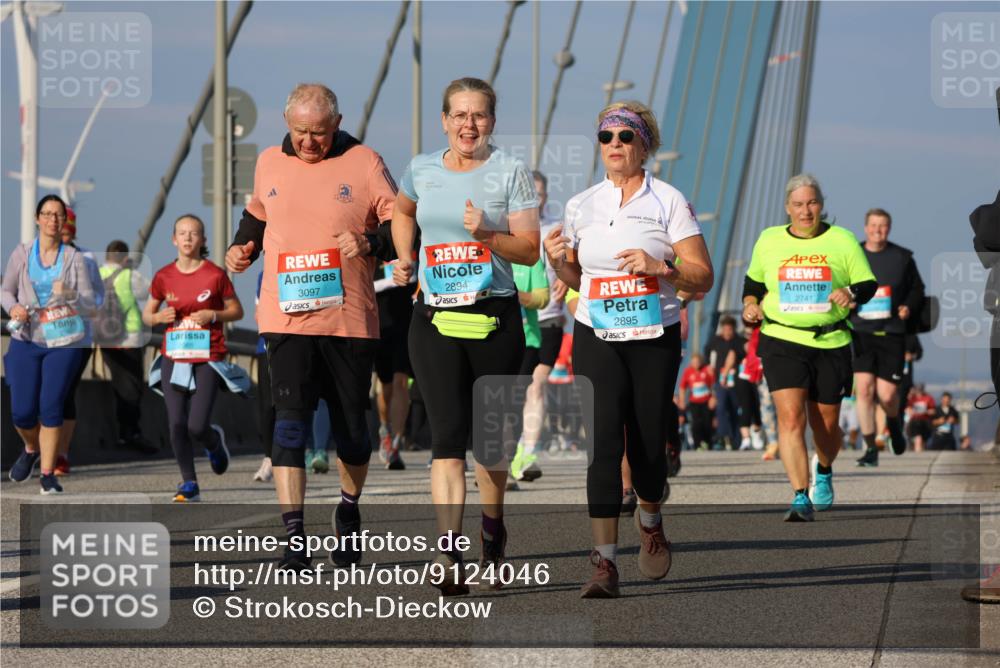 03.10.2025 - Köhlbrandbrückenlauf Strokosch-Dieckow http://msf.ph/oto/9124046 03.10.2025 10:03:46 Position 2 3097, 2894, 2895, 2741 meine-sportfotos.de