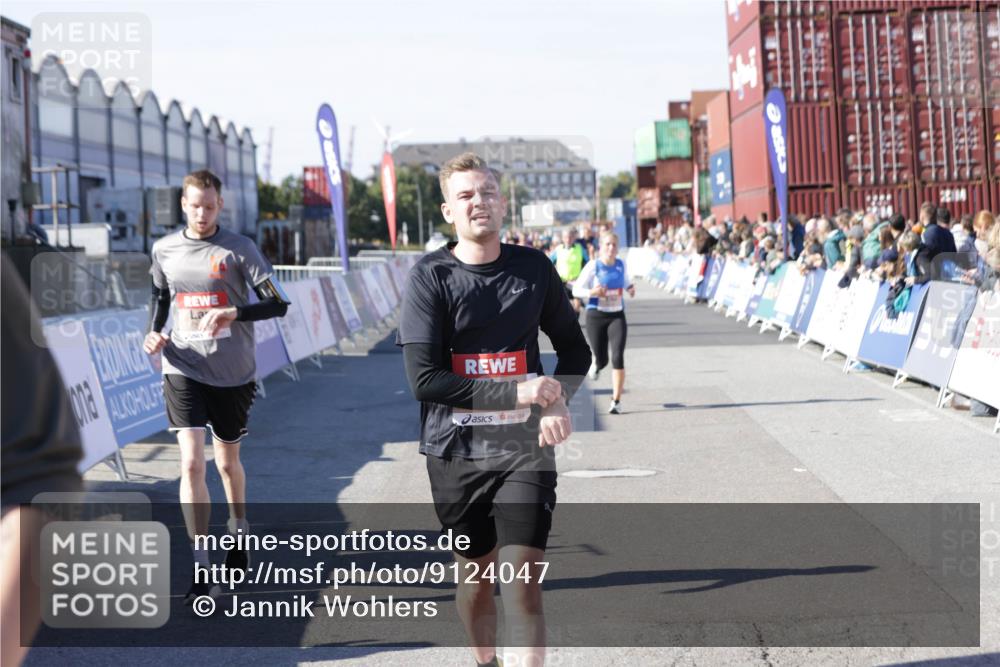 03.10.2025 - Köhlbrandbrückenlauf Jannik Wohlers http://msf.ph/oto/9124047 03.10.2025 13:06:01 Ziel 4302, 4327, 4328, 4643, 4761, 4954, 5096, 5764, 6158, 6214, 6305, 6510, 6533, 6720 meine-sportfotos.de