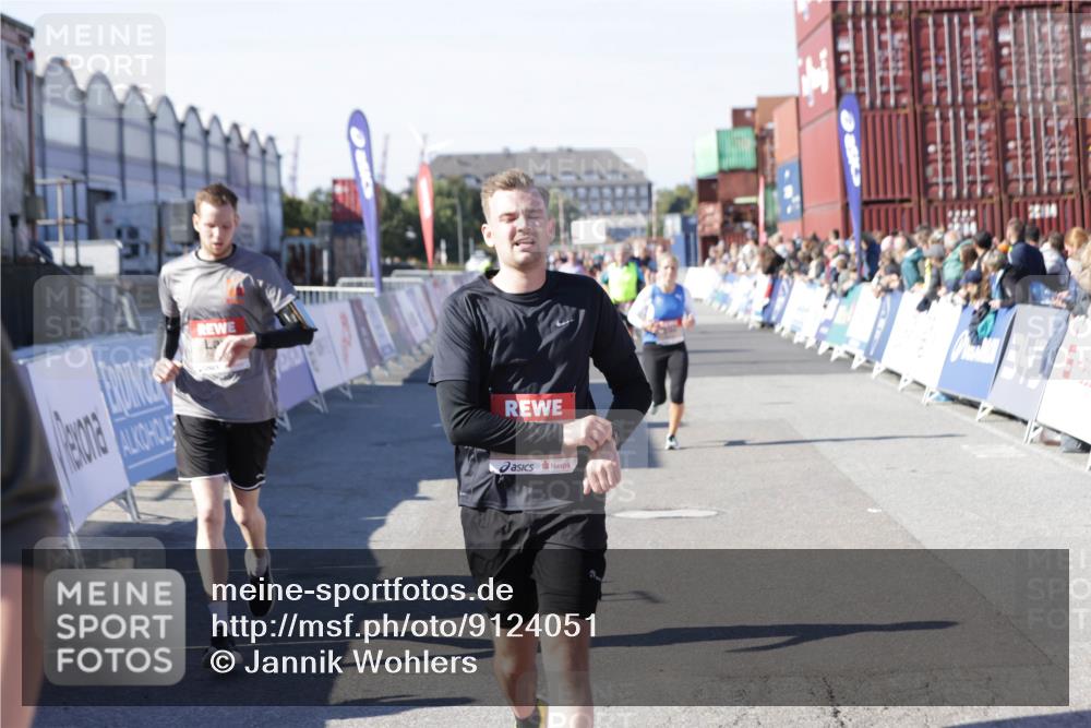 03.10.2025 - Köhlbrandbrückenlauf Jannik Wohlers http://msf.ph/oto/9124051 03.10.2025 13:06:01 Ziel 4302, 4327, 4328, 4643, 4761, 4954, 5096, 5764, 6158, 6214, 6305, 6510, 6533, 6720 meine-sportfotos.de