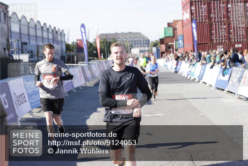 03.10.2025 - Köhlbrandbrückenlauf Jannik Wohlers http://msf.ph/oto/9124053 03.10.2025 13:06:01 Ziel 4302, 4327, 4328, 4643, 4761, 4954, 5096, 5764, 6158, 6214, 6305, 6510, 6533, 6720 meine-sportfotos.de
