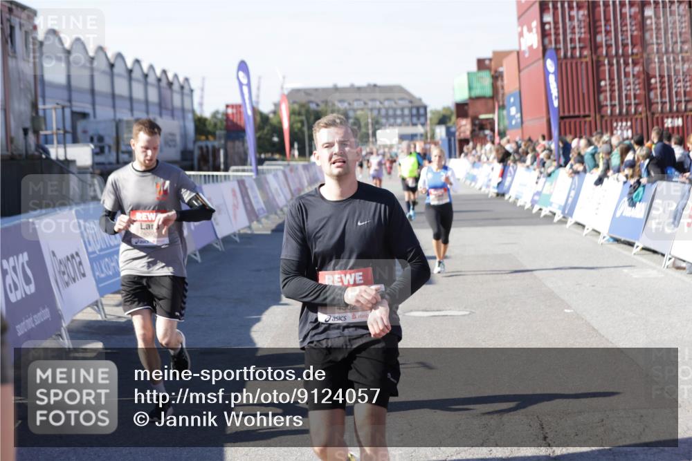 03.10.2025 - Köhlbrandbrückenlauf Jannik Wohlers http://msf.ph/oto/9124057 03.10.2025 13:06:01 Ziel 4302, 4327, 4328, 4643, 4761, 4954, 5096, 5764, 6158, 6214, 6305, 6510, 6533, 6720 meine-sportfotos.de