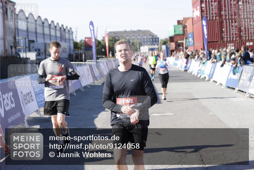 03.10.2025 - Köhlbrandbrückenlauf Jannik Wohlers http://msf.ph/oto/9124058 03.10.2025 13:06:01 Ziel 4302, 4327, 4328, 4643, 4761, 4954, 5096, 5764, 6158, 6214, 6305, 6510, 6533, 6720 meine-sportfotos.de