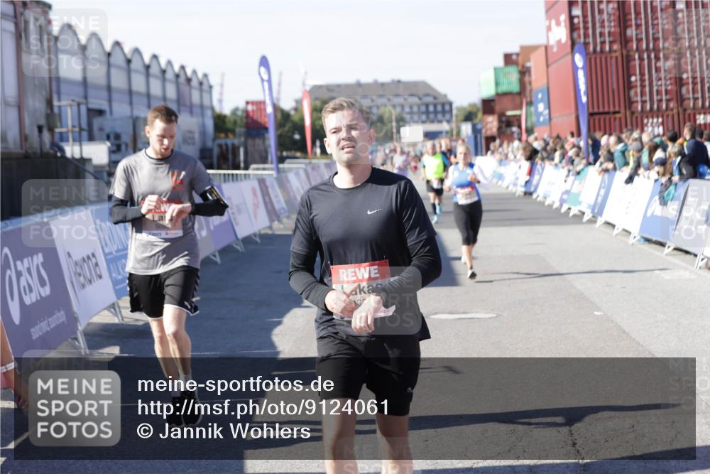 03.10.2025 - Köhlbrandbrückenlauf Jannik Wohlers http://msf.ph/oto/9124061 03.10.2025 13:06:01 Ziel 4302, 4327, 4328, 4643, 4761, 4954, 5096, 5764, 6158, 6214, 6305, 6510, 6533, 6720 meine-sportfotos.de