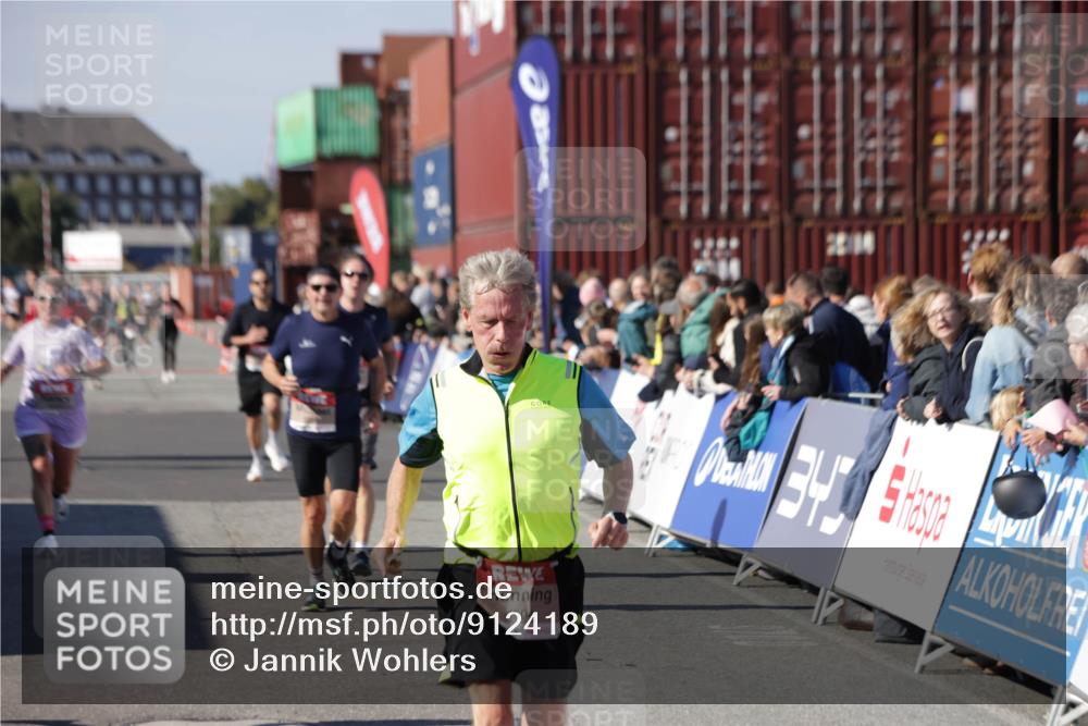03.10.2025 - Köhlbrandbrückenlauf Jannik Wohlers http://msf.ph/oto/9124189 03.10.2025 13:06:08 Ziel 4302, 4504, 4635, 4738, 4954, 5096, 6158, 6222, 6224, 6305, 6323, 6356, 6510 meine-sportfotos.de