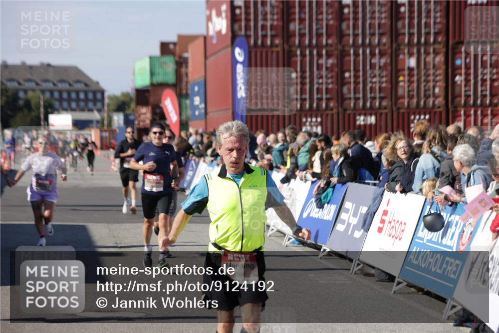 03.10.2025 - Köhlbrandbrückenlauf Jannik Wohlers http://msf.ph/oto/9124192 03.10.2025 13:06:08 Ziel 4302, 4504, 4635, 4738, 4954, 5096, 6158, 6222, 6224, 6305, 6323, 6356, 6510 meine-sportfotos.de
