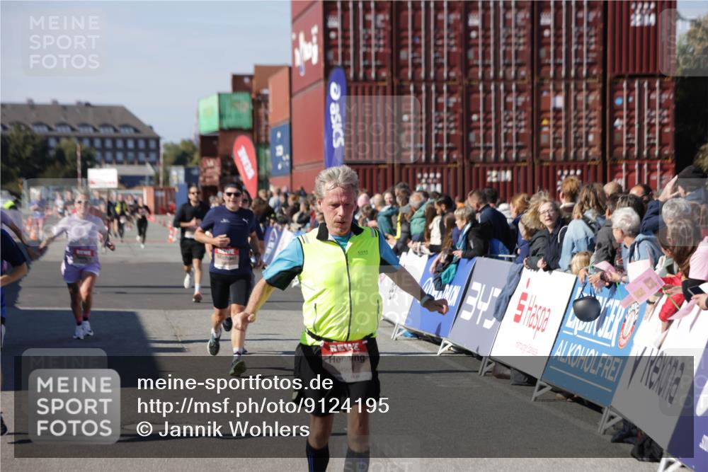 03.10.2025 - Köhlbrandbrückenlauf Jannik Wohlers http://msf.ph/oto/9124195 03.10.2025 13:06:08 Ziel 4302, 4504, 4635, 4738, 4954, 5096, 6158, 6222, 6224, 6305, 6323, 6356, 6510 meine-sportfotos.de