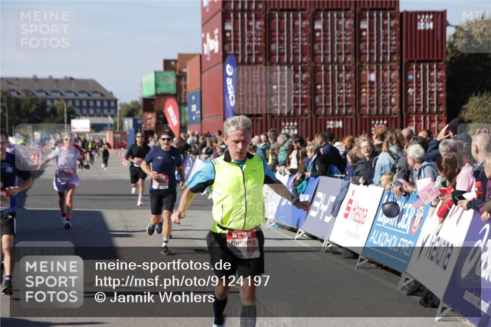 03.10.2025 - Köhlbrandbrückenlauf Jannik Wohlers http://msf.ph/oto/9124197 03.10.2025 13:06:08 Ziel 4302, 4504, 4635, 4738, 4954, 5096, 6158, 6222, 6224, 6305, 6323, 6356, 6510 meine-sportfotos.de