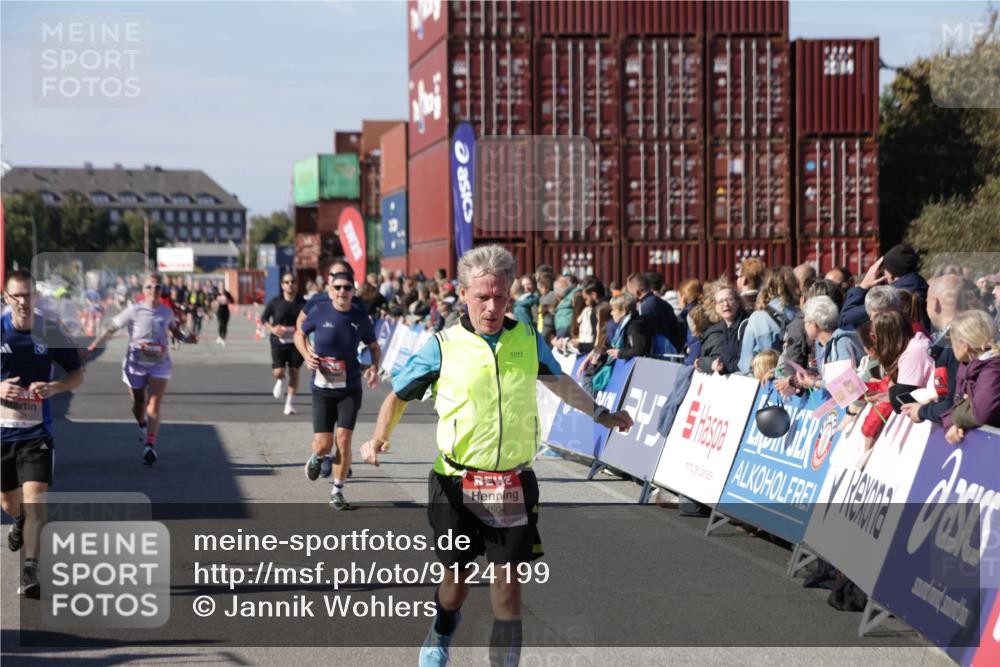03.10.2025 - Köhlbrandbrückenlauf Jannik Wohlers http://msf.ph/oto/9124199 03.10.2025 13:06:08 Ziel 4302, 4504, 4635, 4738, 4954, 5096, 6158, 6222, 6224, 6305, 6323, 6356, 6510 meine-sportfotos.de